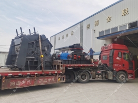 1000*700液壓對(duì)輥制砂機(jī)，1210反擊破發(fā)往四川