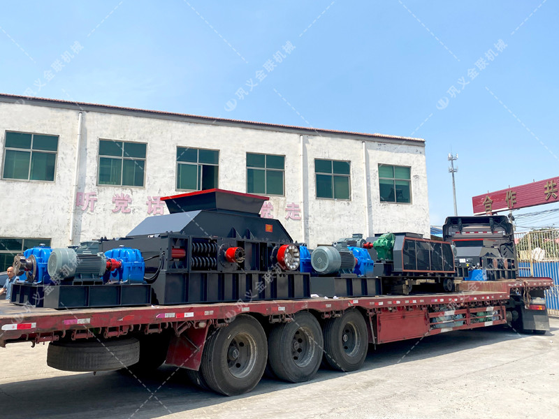 1200*1200雙齒輥破碎機，兩臺900*900軌道移動雙齒輥破碎機發(fā)往云南